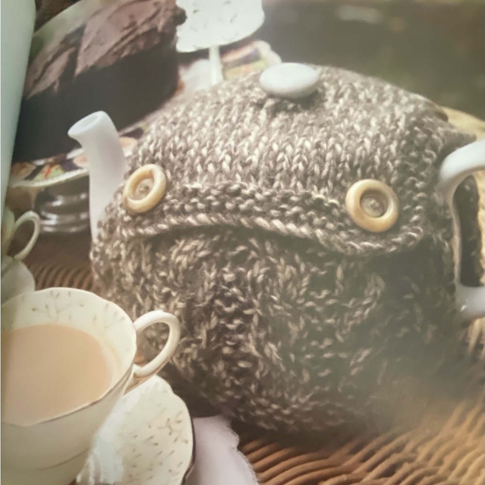 Adorable little book of patterns to knit tea cozies🧶 - Picture 11 of 14